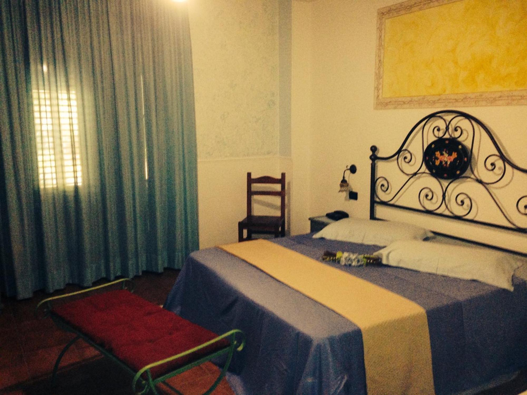קסטלוצו Hotel Oasi Da Paolo מראה חיצוני תמונה